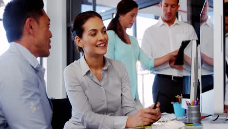 ejecutivos de negocios que trabajan con computadoras
