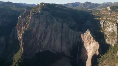 Luftaufnahme-Des-Basaseachic-Falls-Nationalparks-Mexikos,-Copper-Canyon,-Bundesstaat-Chihuahua,-Felsformation-In-Berühmter-Berglandschaft