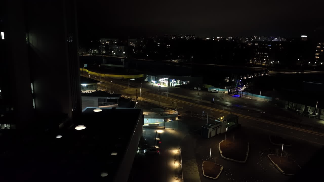 Nattlig luftfoto av motorveikrysset Kehä I (rute 101) i Keilaniemi, Espoo