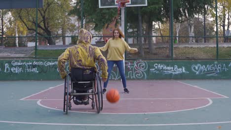 un joven discapacitado y su novia jugando al baloncesto.