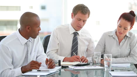 equipo de negocios escribiendo y hablando