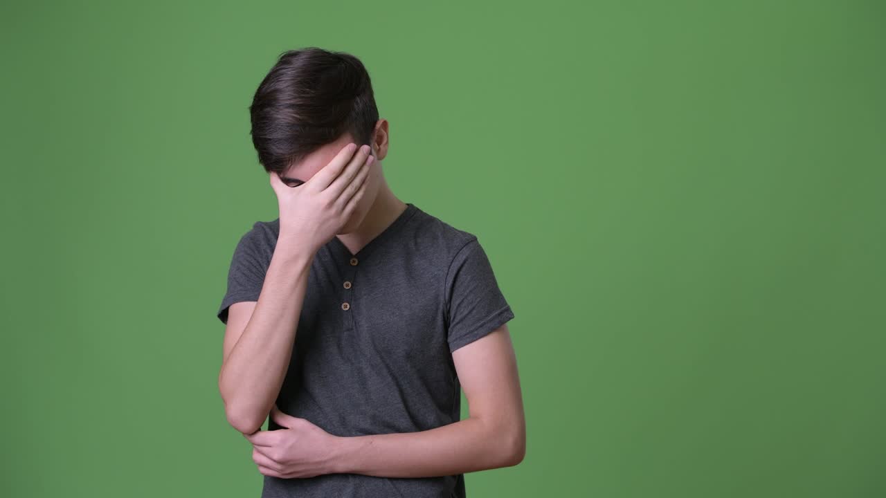 초록색 배경에 젊은 잘생긴 이란 십대 소년