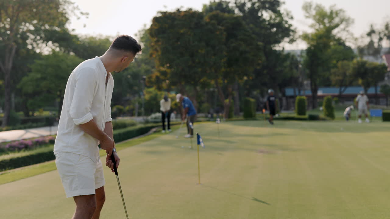 골프를 하는 남자