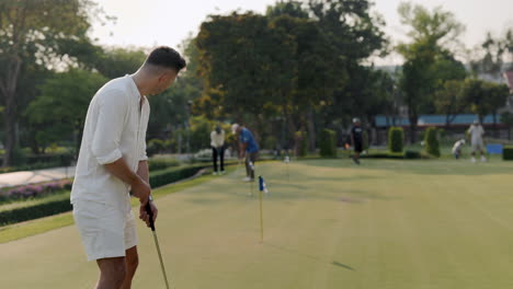 hombre jugando al golf