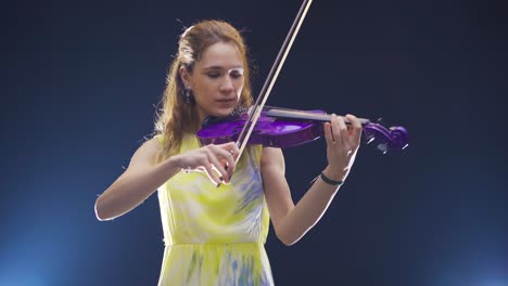 Mujer-Joven-Tocando-El-Violín-En-El-Escenario-Oscuro.-Sala-De-Música,-ópera.