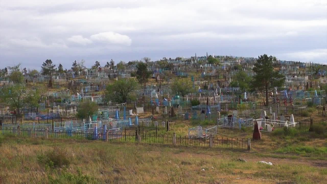 Ripresa ampia e stabile di un cimitero collinare della città di Ulan-Ude, Siberia, Russia