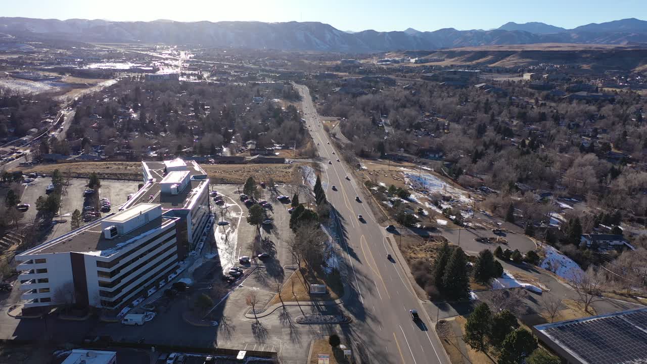 배경 에 산 들 이 있는 도시 의 공중 사진