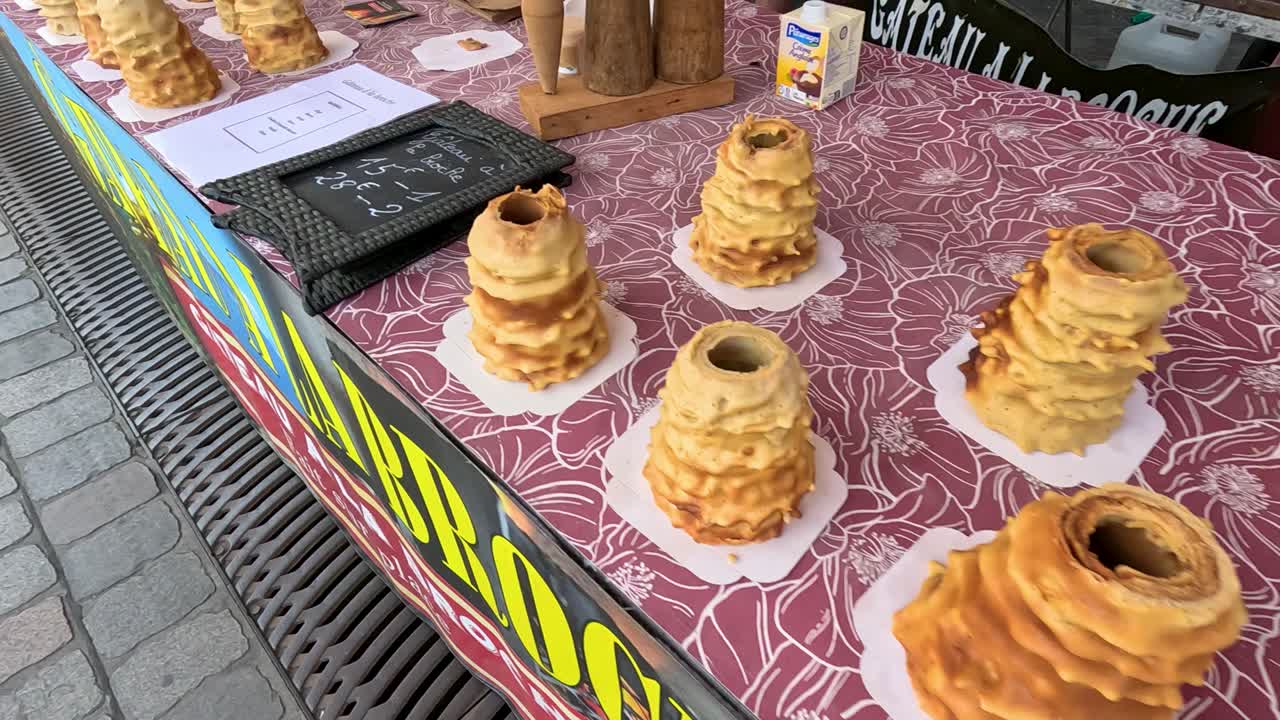 pasteles de saliva tradicionales exhibidos en un puesto de mercado
