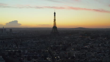 Toma-Panorámica-Aérea-De-La-Metrópoli.-Silueta-De-La-Torre-Eiffel-Contra-El-Colorido-Cielo-Crepuscular.-París,-Francia