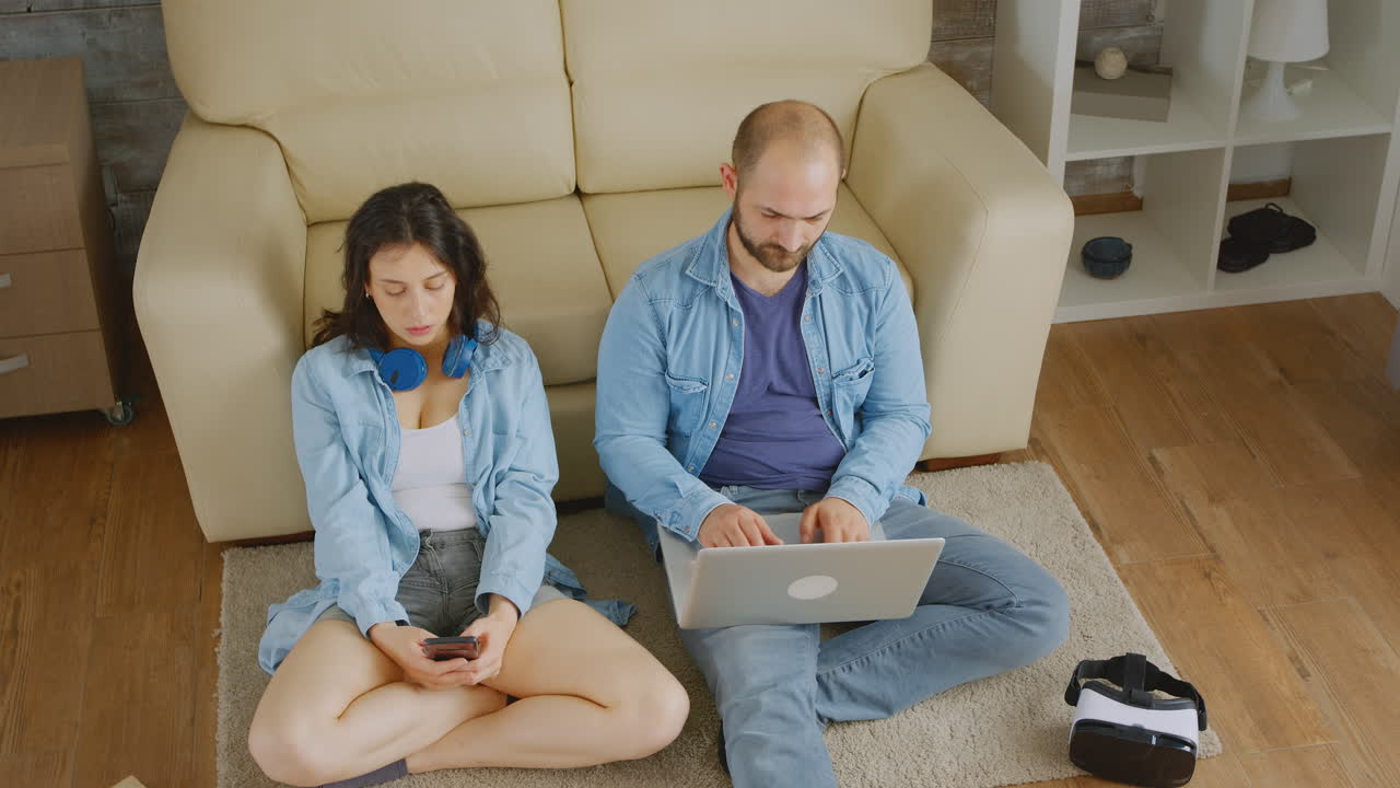 una pareja joven relajándose.