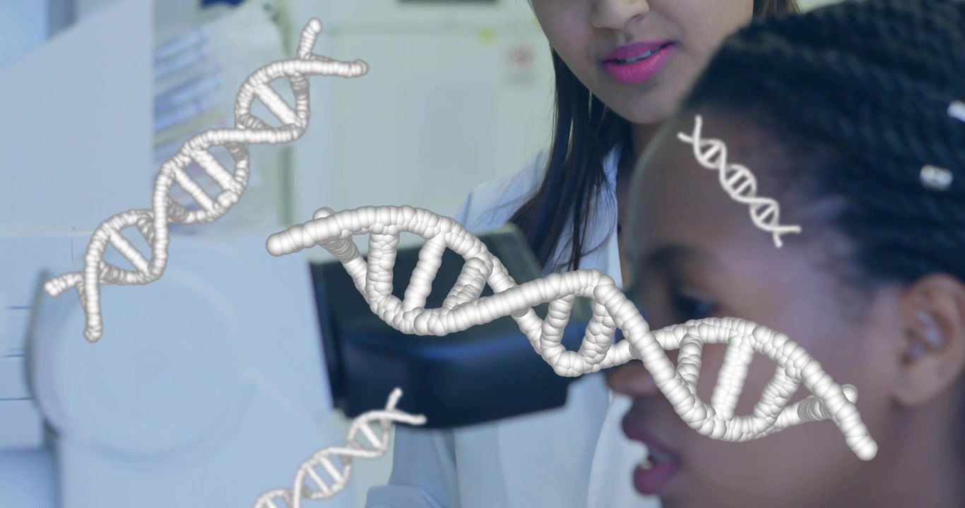 Mentore che indica il microscopio e guida il tirocinante a regolare la messa a fuoco per la genetica, con grafici a elica di DNA.