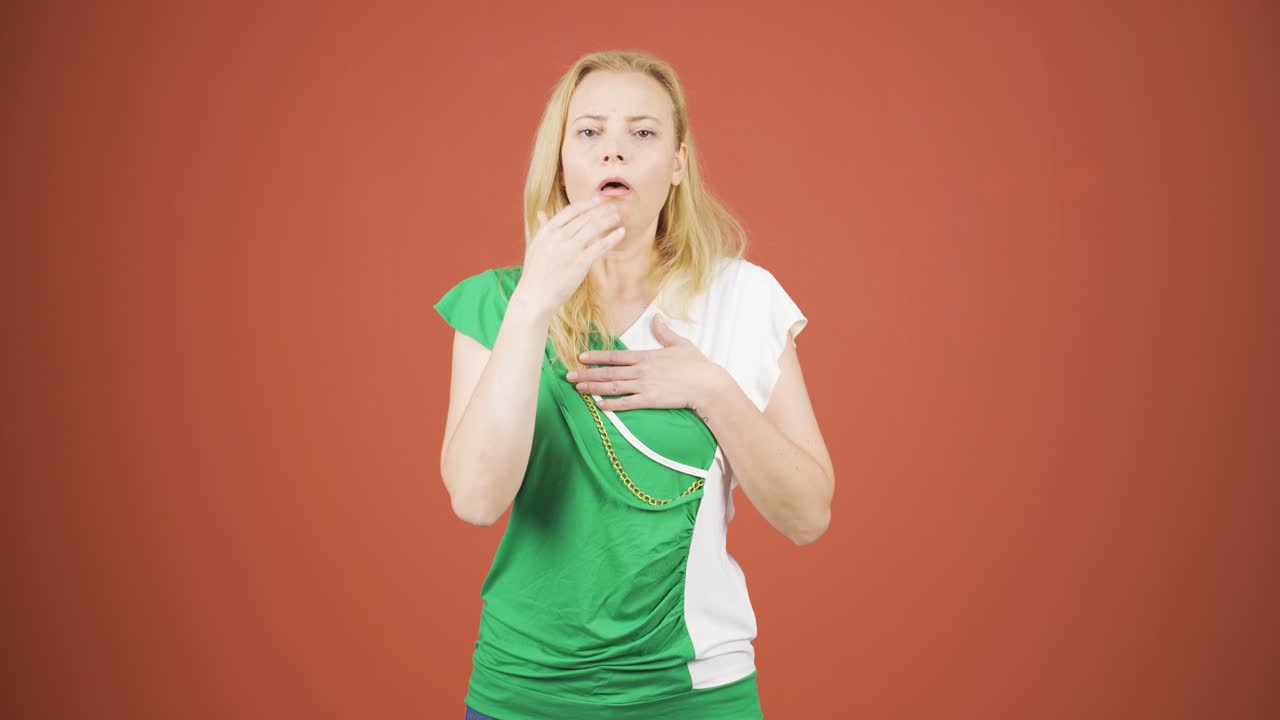 病気の女性が咳をしています ⁇