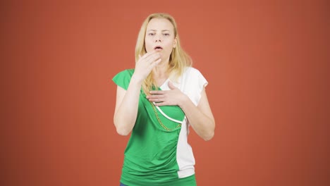 una mujer enferma tose.