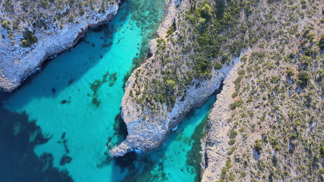 Explore the breathtaking turquoise waters and rocky coastline of Cala Varques, a hidden gem near Porto Cristo. Ideal for nature lovers and adventure seekers visiting Majorca.