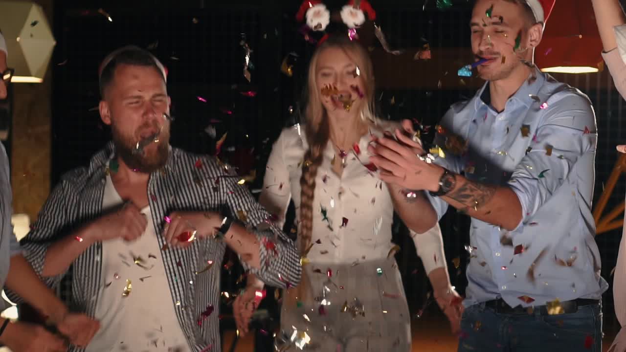 친구 들 이 콘페티 를 가지고 파티 를 열고 있다