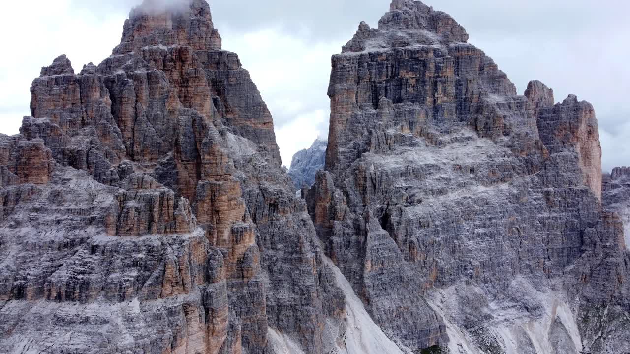 vuelo aéreo de drones sobre majestuosos picos de las montañas dolomitas, italia