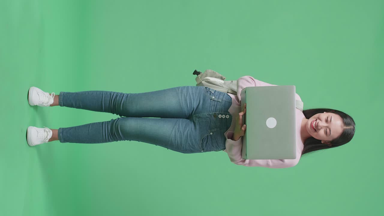 estudiante con una computadora portátil