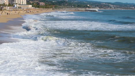 Waves-crashing-on-the-shore-of-the-beach-on-a-sunny-morning