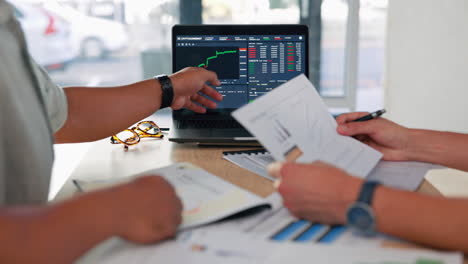 gente de negocios, manos y computadora portátil en la reunión