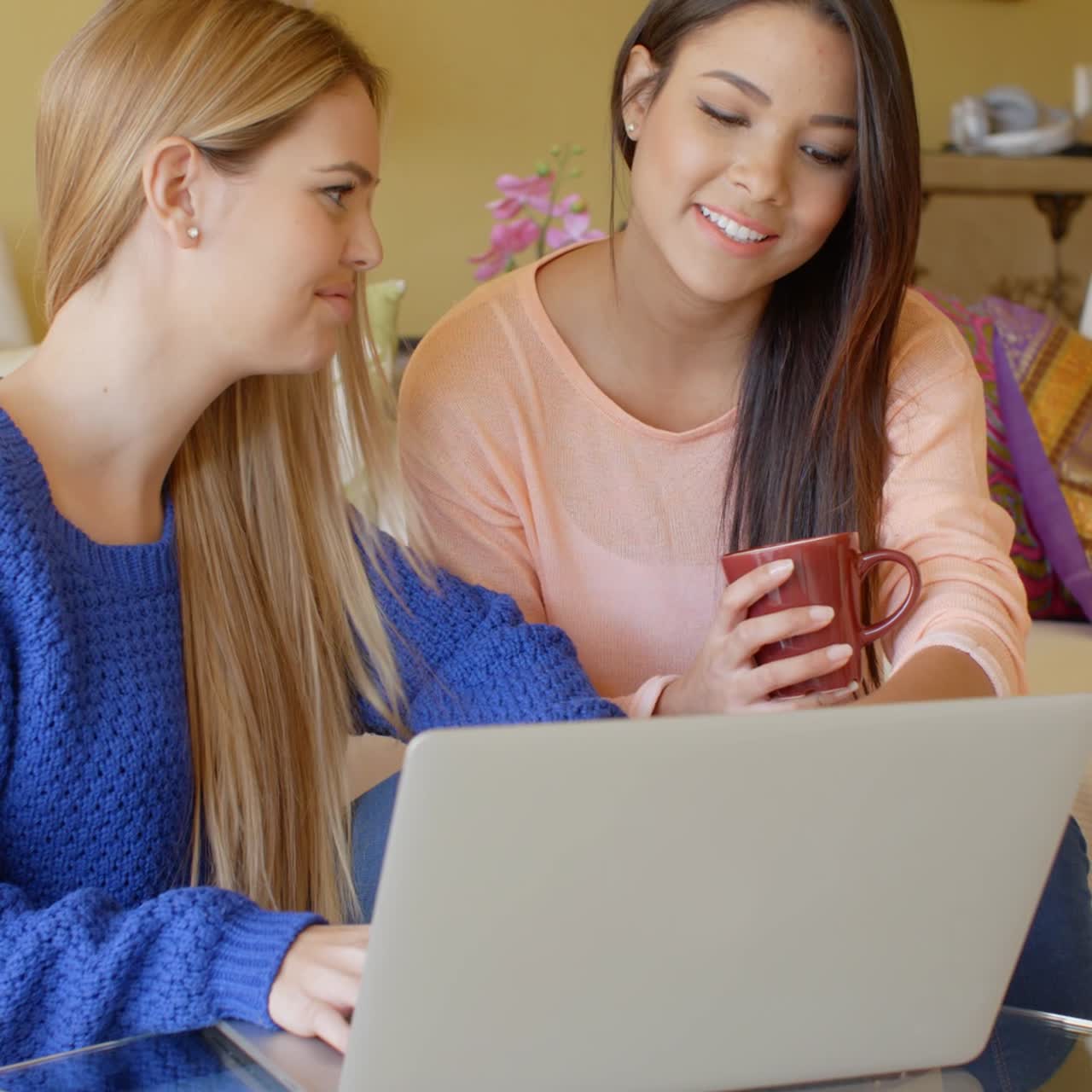 dos mujeres jóvenes felices navegando por internet