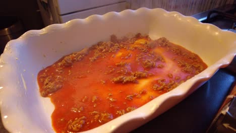 Nahaufnahme-Der-Dünnen-Schicht-Heißer-Bolognese-Sauce-In-Der-Schüssel,-Die-Abdampft