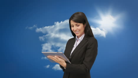 joven mujer de negocios atractiva usando su tableta