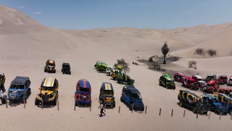 Dune-buggies-in-Huacachina,-Peru-desert