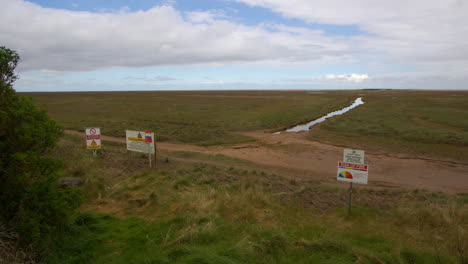 mirando hacia el oeste a las llanuras de barro con donna nook en el fondo en saltfleet, louth, lincolnshire