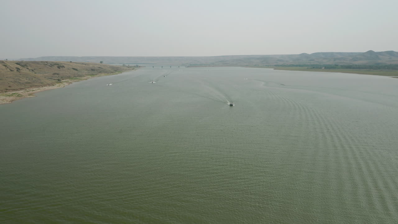 공중 파노라마, 모터 보트가 넓은 호수에서 빠르게 과속