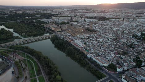 Panorama-Luftaufnahme-Von-Cordoba,-Spanien-Während-Der-Blauen-Stunde