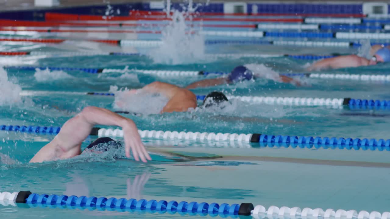 수영사 들 이 수영장 에 들어가고 있다