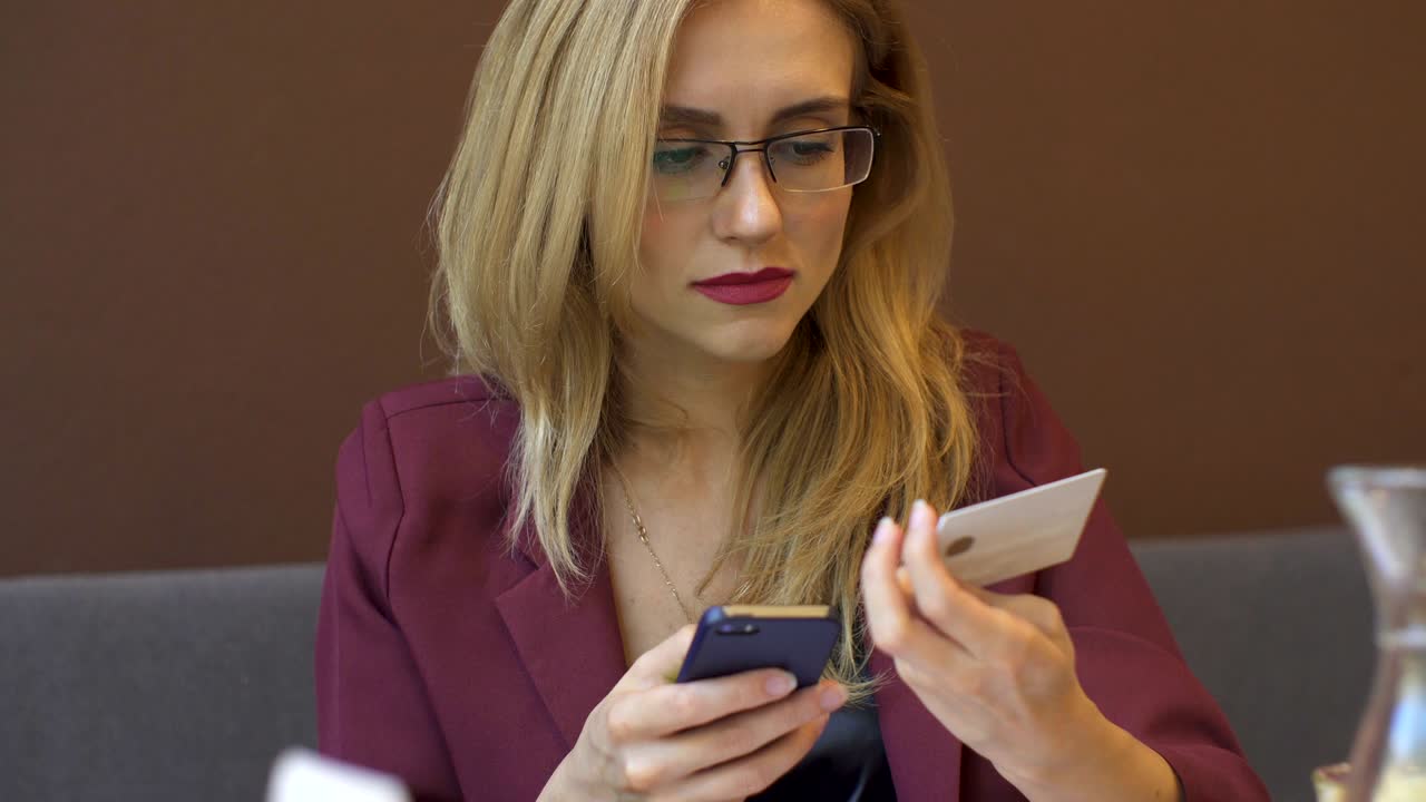compras en línea. la mano de la mujer sosteniendo una tarjeta de crédito de oro y compras en internet. pantalla verde, llave de croma