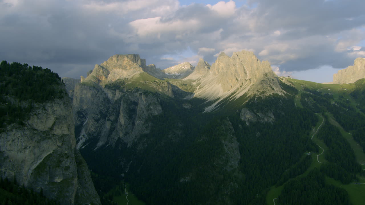 largo vuelo aéreo en italia alpes dolomitas, paisaje impresionante