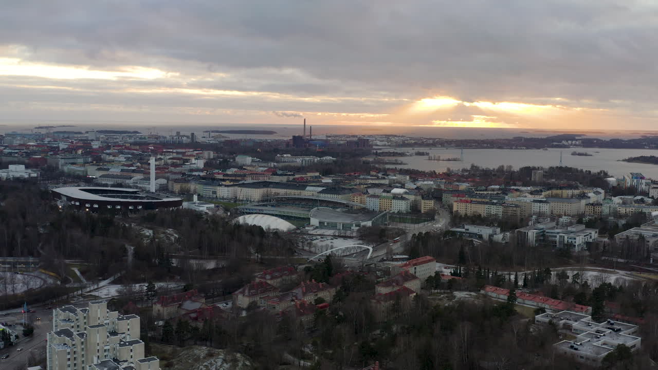 Veduta aerea del paesaggio urbano di Helsinki con tramonto sulla baia