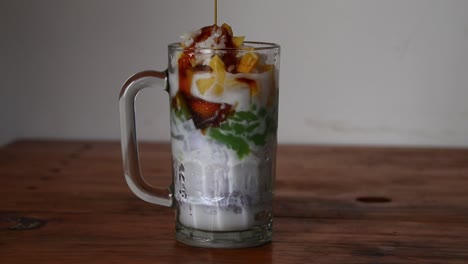 bebida de arroz glutinoso cendol dawet, que está salpicado con azúcar de palma dulce