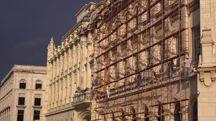 Gli edifici vengono lentamente restaurati e rinnovati nella città vecchia dell'Avana, Cuba.