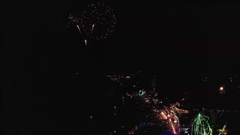 Vuelo-Aéreo-Sobre-El-Festival-De-Baile-En-La-Playa-De-La-Isla-Tropical-Con-Coloridos-Fuegos-Artificiales