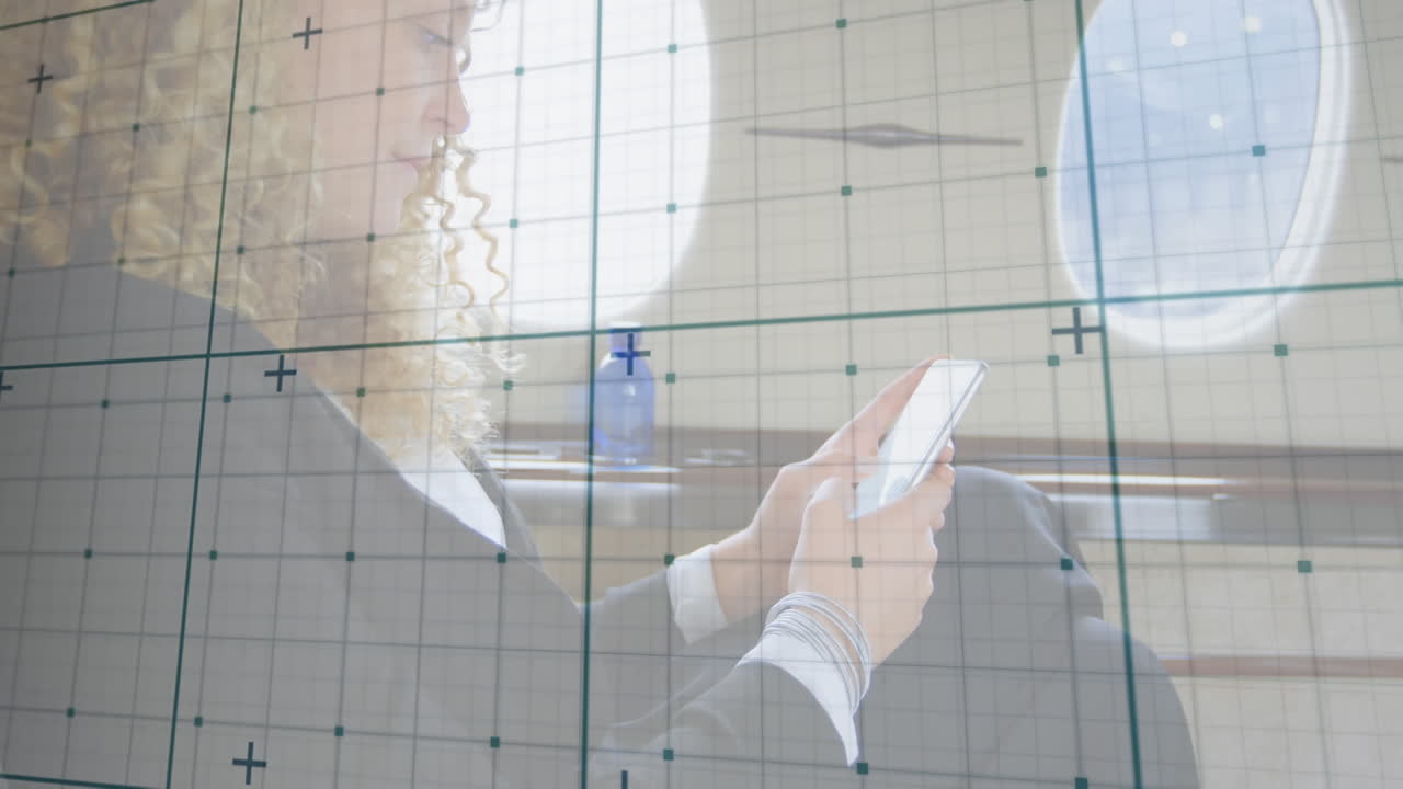 animación de procesamiento de datos sobre una mujer de negocios caucásica en un avión.