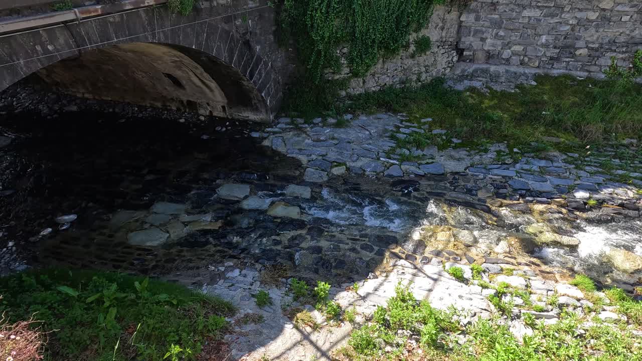 한 하천 이 돌 다리  에서 흐른다