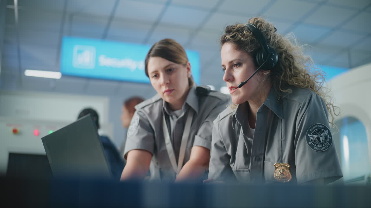 personal de seguridad del aeropuerto en acción