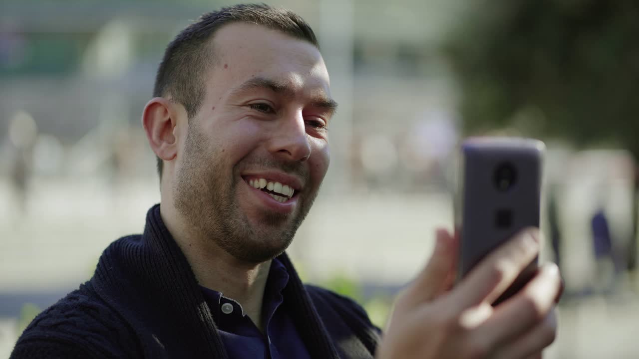 joven feliz haciendo una videollamada a través de un teléfono inteligente