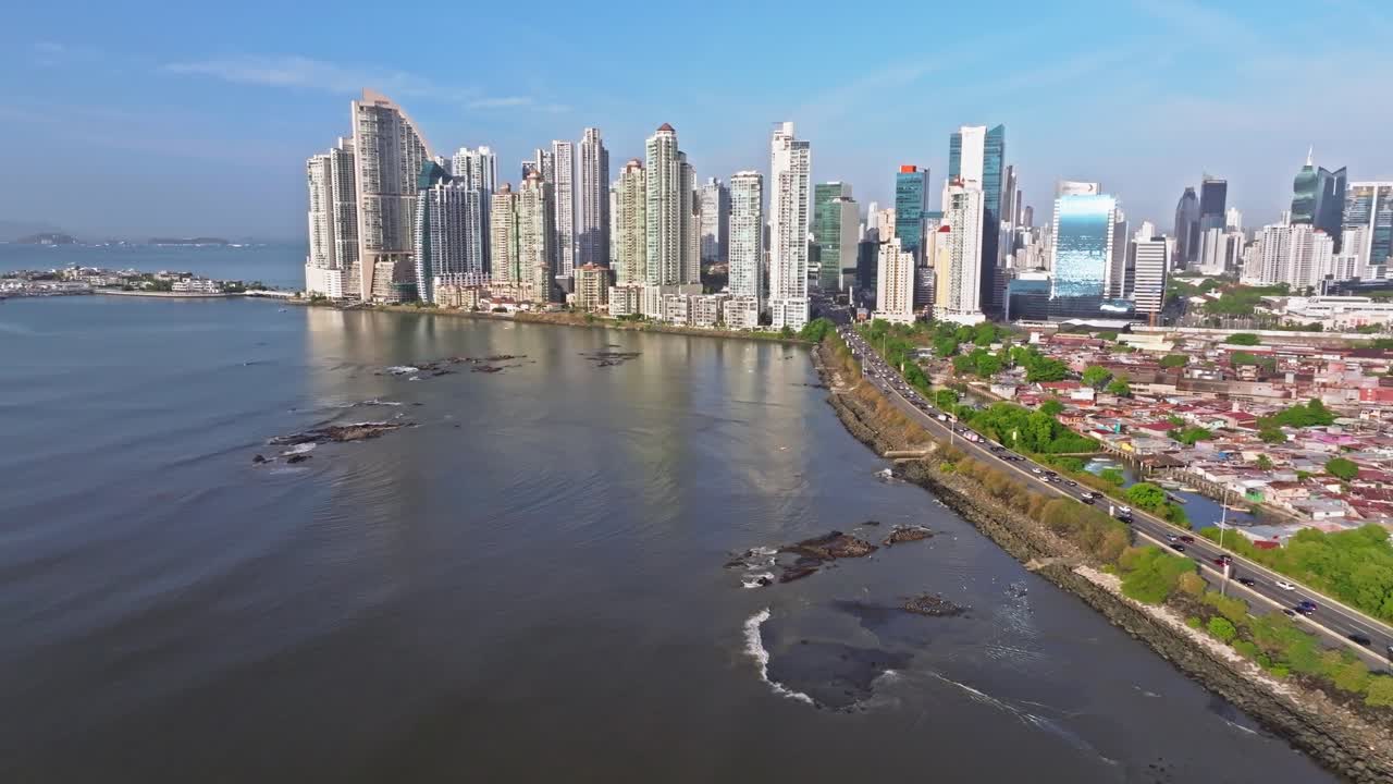 Ripresa aerea con un drone che sale sopra il corridoio meridionale verso un'isola artificiale a Panama City.