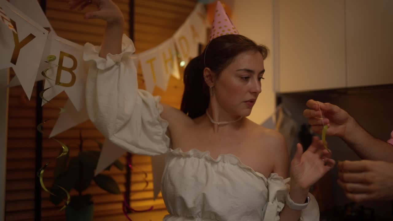 생일 파티 를 장식 하는 여자