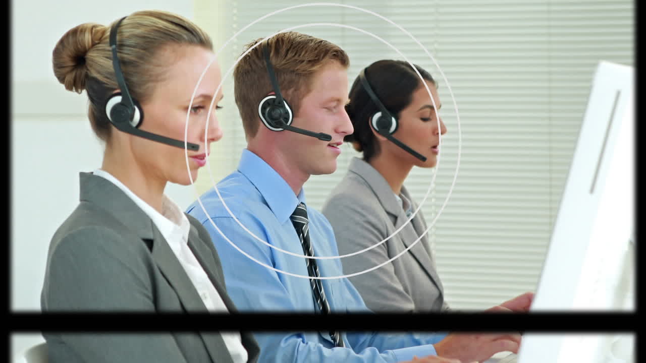 animación de pantallas móviles y círculos sobre personas de negocios que usan auriculares de teléfono