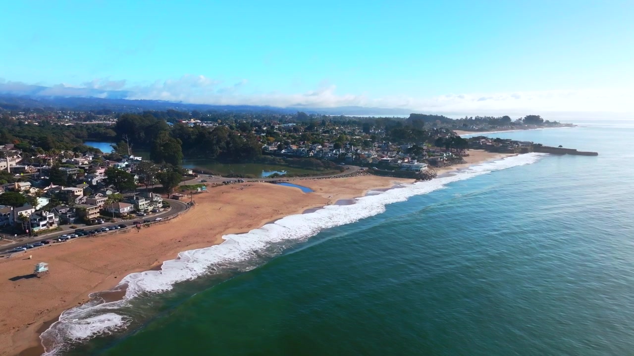 Twin Lakes Blacks Beach Pleasure Point Santa Cruz Kalifornien: Malerische Drohnenaufnahme mit tiefblauen Brandungswellen, Gezeitensand, Monterey Bay, Pazifik, morgendlichem blauem Himmel, Nebel und Dunst.