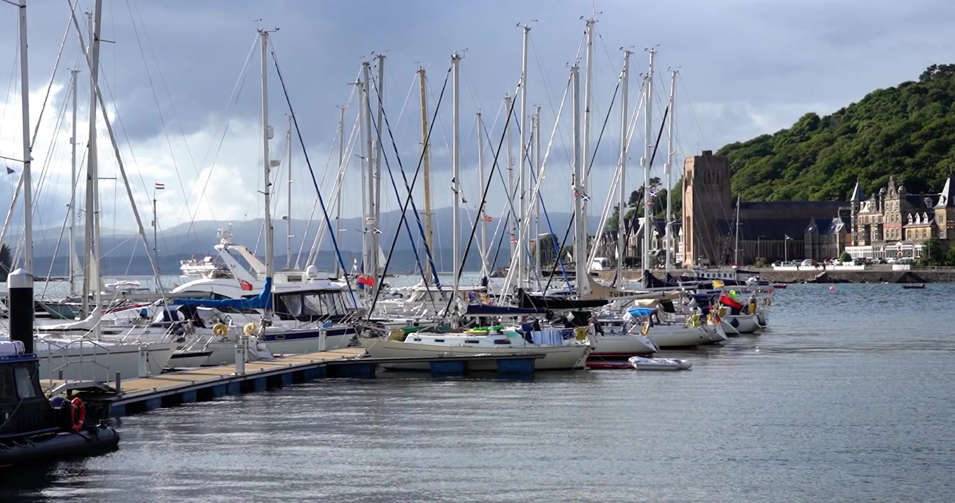Barche ormeggiate nel porto di Oban, Scozia, Regno Unito.