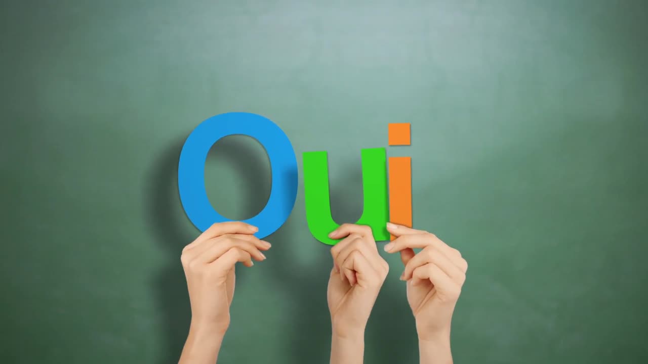 q, u, i 문자를 들고 있는 여자