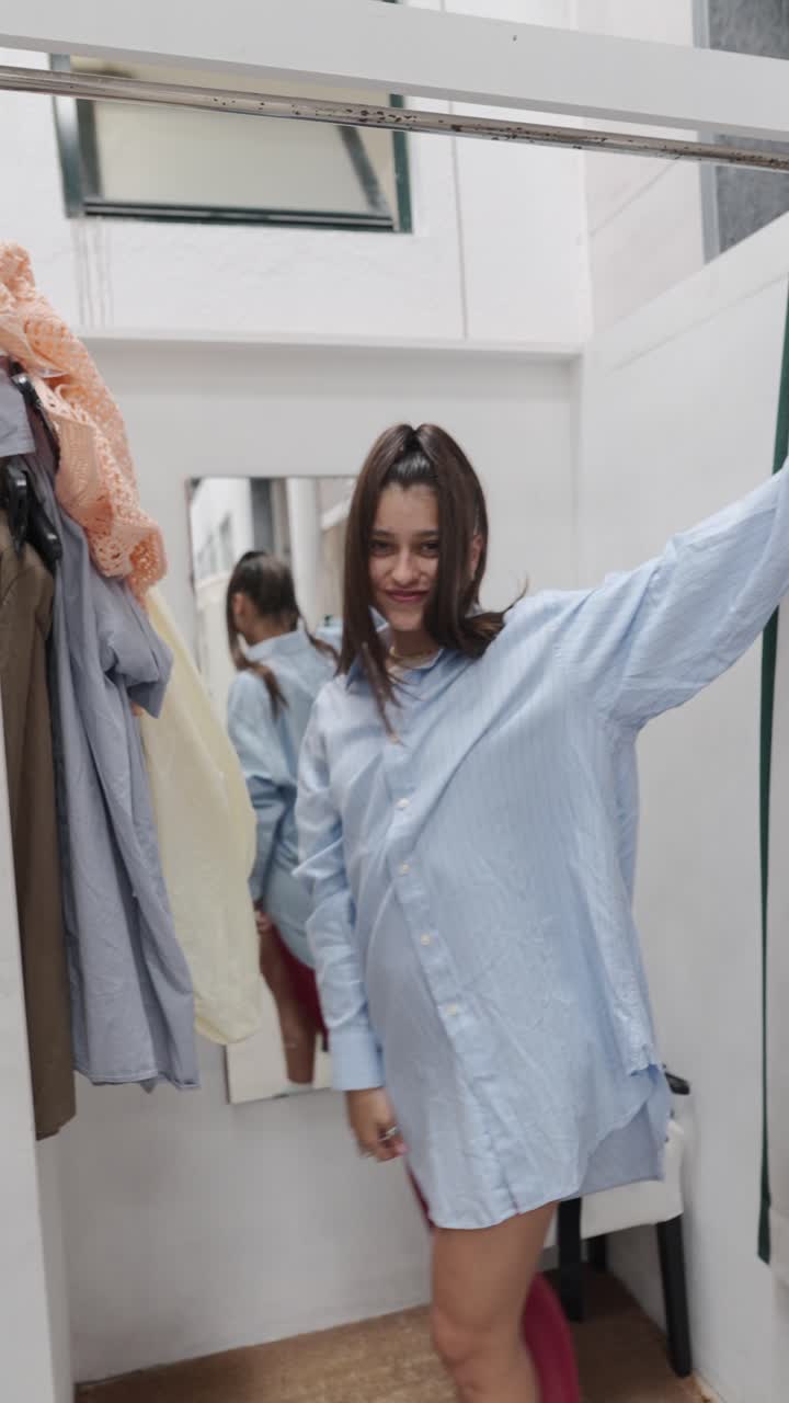 mujer probando ropa en un camerino