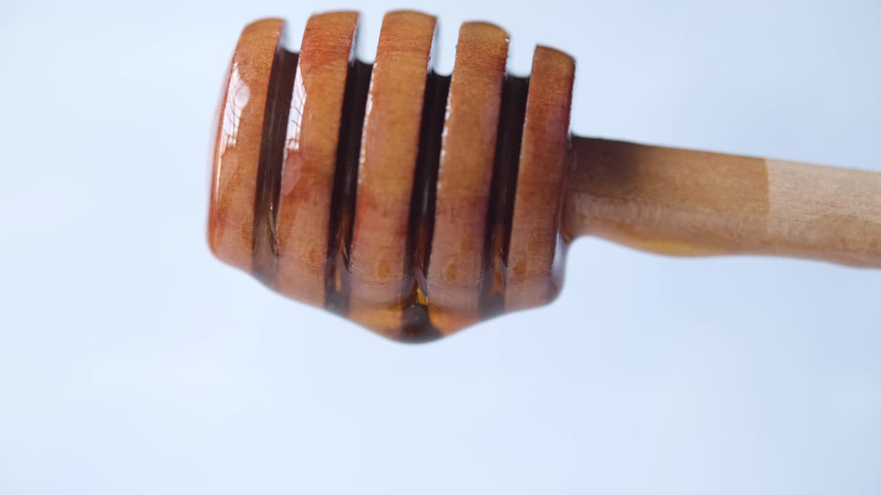 Primo piano di un mestolino per il miele