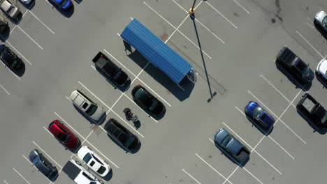 Aufsteigende-Luftaufnahme-über-Einen-Halbleeren-Supermarktparkplatz